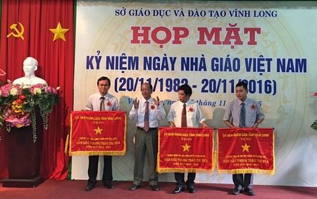 Phó Bí thư Thường trực Tỉnh ủy- Trương Văn Sáu trao cờ thi đua xuất sắc của UBND tỉnh cho các tập thể.