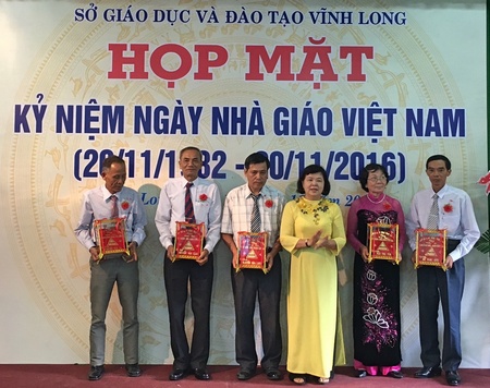 Nguyên Thứ trưởng Bộ GD- ĐT- Đặng Huỳnh Mai trao khánh vàng cho các gia đình Nhà giáo tiêu biểu.