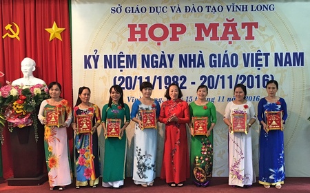 Nguyên Phó Chủ tịch UBND tỉnh- Lê Thanh Xuân trao danh hiệu Viên phấn vàng cho các giáo viên.