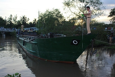 Cơ quan chức năng khám nghiệm hiện trường vụ tai nạn