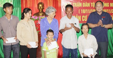 Đồng chí Nguyễn Bách Khoa trao quà của UBMTTQ Việt Nam tỉnh Vĩnh Long cho 5 hộ nghèo, mỗi phần trị giá 300.000đ.