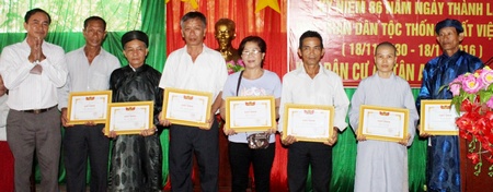 Ông Nguyễn Thành Lâm- Bí thư Đảng ủy xã Tân Hạnh trao giấy khen cho các hộ dân có thành tích đóng góp xây dựng địa phương.