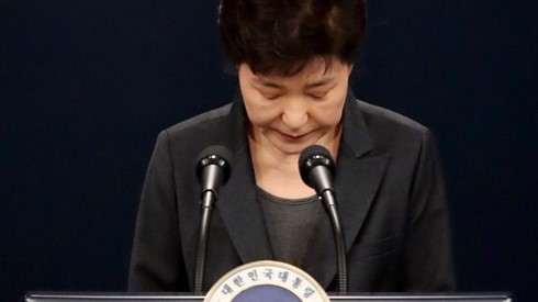 Bà Park Geun-hye cúi đầu xin lỗi người dân sau bê bối chính trị liên quan đến người bạn thân của bà. Ảnh: Reuters