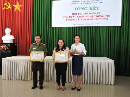 Phó Giám đốc Sở Thông tin và Truyền thông- Đoàn Hồng Hạnh trao giải nhất tập thể và giải nhất cá nhân.