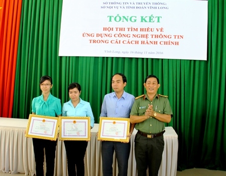 Phó Giám đốc Công an tỉnh- Phan Ngọc Tính trao giải khuyến khích cho các tập thể.