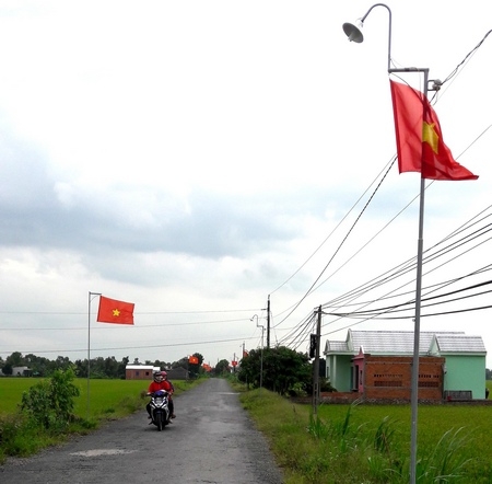 Nhờ làm tốt công tác vận động mà đoạn đường hơn 2km của xã Hòa Hiệp đã có đèn chiếu sáng.