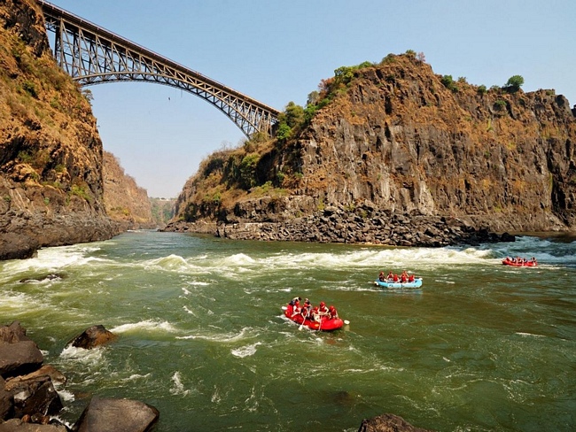 Đi bè trên sông Zambezi, Zambia: Con sông nổi tiếng với những trận lũ từ tháng 2 đến cuối tháng 6. Có những thời điểm, lưu lượng nước trên sông lớn gấp 4 lần sông Colorado, Mỹ. Vì vậy, đi bè trên sông Zambezi không dành cho những người yếu tim. 