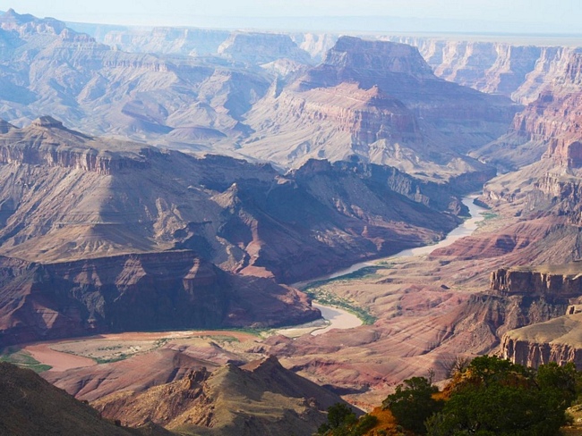 Grand Canyon, Arizona, Mỹ: Bị dòng sông Colorado chia cắt, phong cảnh ở đây vô cùng ngoạn mục với hẻm núi dài 445 km, rộng tới 29 km, và sâu hơn 1,6 km. 