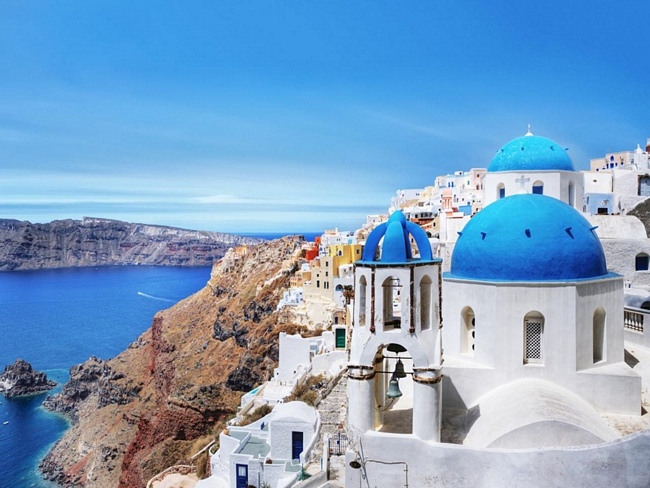 Santorini, Hy Lạp: Nhìn ra biển Aegean, những ngôi làng ở Santorini nổi bật với những ngôi nhà 2 gam màu trắng và xanh dương được xây bên sườn núi. 