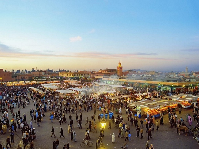 Marrakech, Morocco: Khu chợ nổi tiếng ở Morocco với những quầy hàng nhiều màu sắc cùng phong cách kiến trúc của thành phố từ lâu đã trở thành điểm hút khách du lịch. 