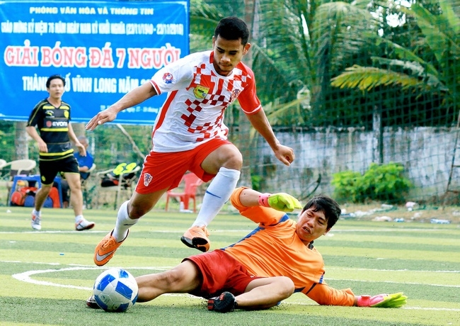 Pha tranh bóng giữa đội Phường 4 (áo trắng) thắng đội Phường 3 với tỷ số 5-0.