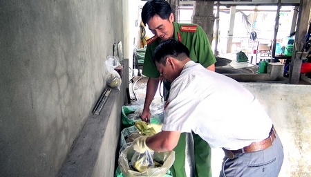 Đoàn thanh tra lấy mẫu kiểm nghiệm chất lượng sản phẩm tại cơ sở dưa cải muối chua ấp Tân Định (xã Tân Lược- Bình Tân).