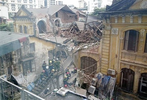 Nhà số 107 Trần Hưng Đạo bị sập ngaỳ 22/9/205 làm 2 người chết và nhiều người bị thương.