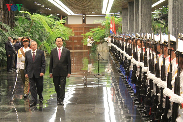 Chiều 16/11, Chủ tịch Hội đồng Nhà nước và Hội đồng Bộ trưởng Cuba Raul Castro đã chủ trì lễ đón chính thức Chủ tịch nước Trần Đại Quang và phu nhân cùng đoàn đại biểu cấp cao Đảng, Nhà nước ta.