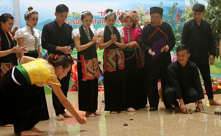 Trai, gái trổ tài trò chơi tó mák lẹ .