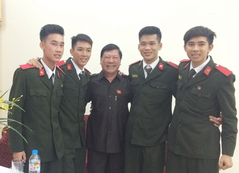 Bí thư Tỉnh ủy- Trần Văn Rón chụp hình giao lưu với các học viên tại buổi họp mặt.  