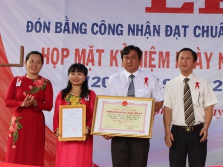 Lãnh đạo địa phương trao quyết định công nhận chuẩn quốc gia của UBND tỉnh Vĩnh Long cho trường.