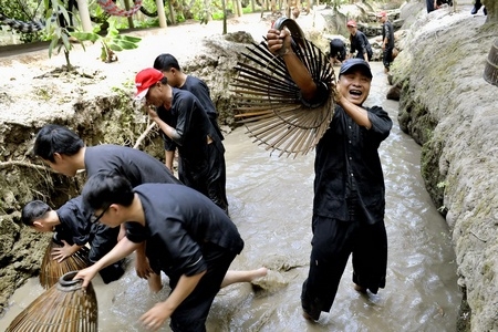 Tát ao bắt cá tại Vinh Sang.