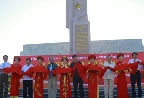 Các đại biểu thực hiên nghi thức cắt băng khánh thành bia chiến thắng Bắc Nước Xoáy.
