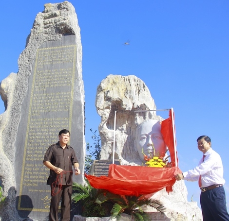 Bí thư Tỉnh ủy- Trần Văn Rón và Bí thư Huyện ủy Vũng Liêm Lê Văn Lập thực hiện nghi thức kéo vải điều tượng đồng chí Nguyễn Thị Hồng.