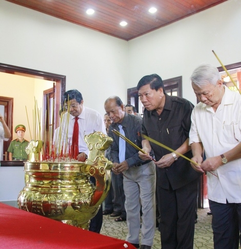Lãnh đạo tỉnh thắp hương tưởng niệm cố Thủ tướng Võ Văn Kiệt.