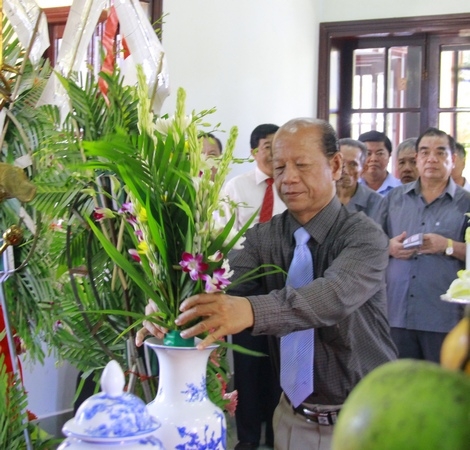 Phó Bí thư Thường trực Tỉnh ủy- Trương Văn Sáu dâng hoa tưởng nhớ cố Thủ tướng Võ Văn Kiệt.