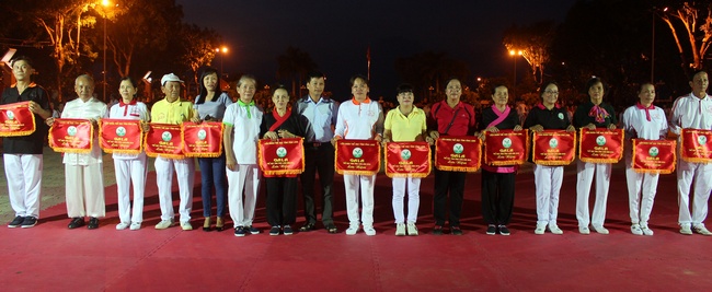 Ban tổ chức trao cờ lưu niệm cho các đơn vị.
