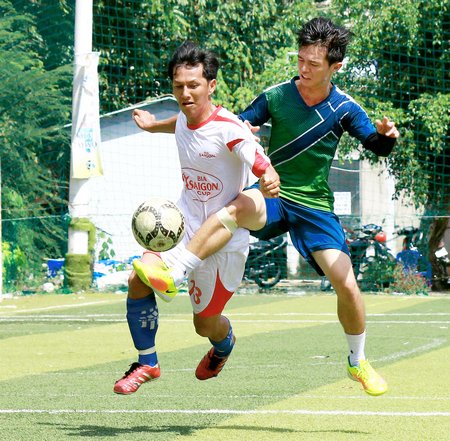 Công ty CP Bia Sài sông Tiền (áo trắng) giành chức vô địch sau khi thắng Trường ĐXD miền Tây 3-2.