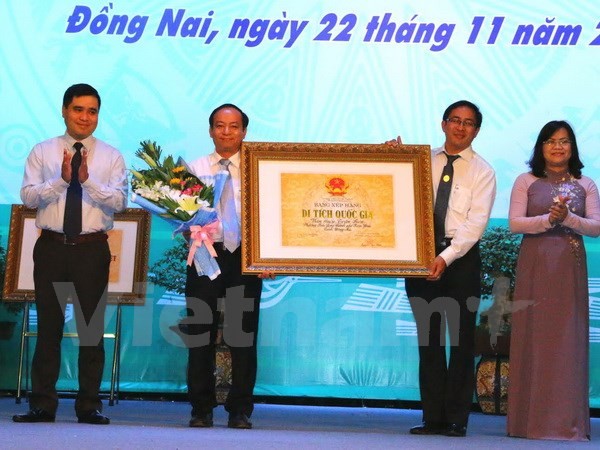 Trao bằng chứng nhận di tích quốc gia Văn miếu Trấn Biên. (Ảnh: Sỹ Tuyên/Vietnam+)