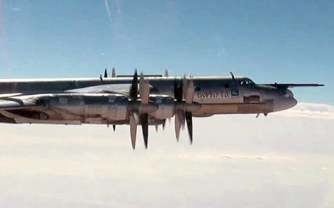 Máy bay ném bom Tu-95MS tấn công mục tiêu IS ở Syria. Ảnh TASS