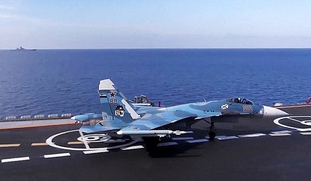 Chiến đấu cơ Su-33 đậu trên tàu sân bay Đô đốc Kuznetsov. Ảnh: TASS