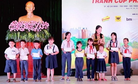 Không chỉ là giải đấu phục vụ những ngày lễ ý nghĩa Nam kỳ khởi nghĩa, 95 năm ngày sinh cố Thủ tướng Võ Văn Kiệt (23/11), BTC còn quan tâm đến các học sinh nghèo hiếu học tại huyện Hóc Môn.