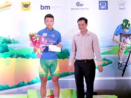 Tay đua  Nguyễn Thành Tâm (Gạo Hạt Ngọc Trời) nhận áo xanh chung cuộc.