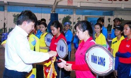 Ban tổ chức trao cờ lưu niệm cho các đơn vị Vĩnh Long.