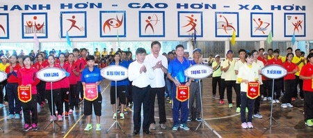 Ban tổ chức trao cờ lưu niệm cho các đơn vị tham dự.