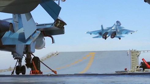 Tiêm kích Su-33 xuất phát từ tàu sân bay Đô đốc Kuznetsov. Ảnh: RIA.