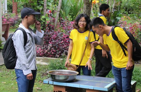 Khách trong và ngoài nước (Hàn Quốc, Đức) đến tham quan, tìm hiểu việc trồng và các công đoạn chế biến sản phẩm từ hạt ca cao.