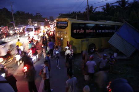   Hiện trường vụ tai nạn xe khách đâm vào lề làm sập căn nhà tạm bên lề đường.