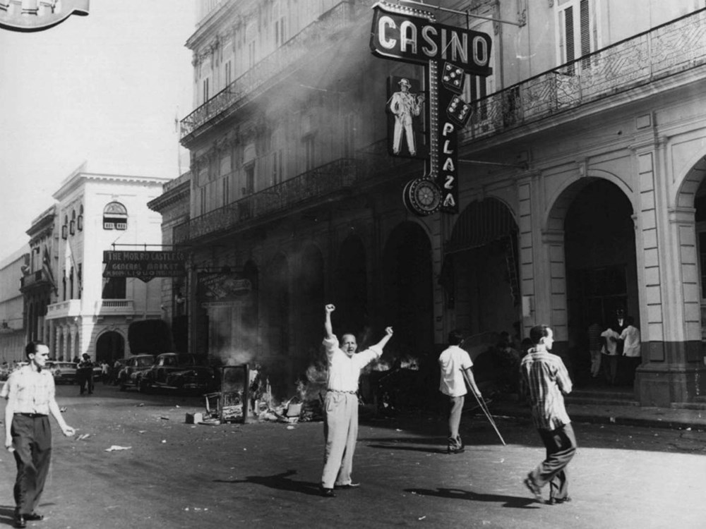 Năm 1959, Cách mạng Cuba thành công. Ảnh trên, những người ủng hộ cách mạng ra đường ở La Habana ăn mừng sự sụp đổ của chính quyền Batista.