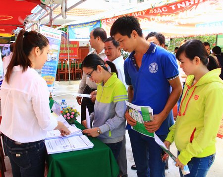 Lao động tìm hiểu thông tin việc làm tại phiên giao dịch.