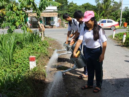 Tăng cường giáo dục HS-SV bằng các hoạt động xã hội hữu ích.