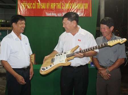 Ông Trần Văn Rón tặng đờn cho CLB đờn ca tài tử xã Thành Đông. 