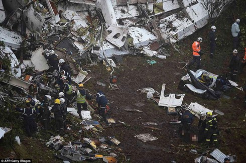 Hiện trường vụ rơi máy bay chở các cầu thủ Brazil tại Colombia. Ảnh: AFP/Getty Images