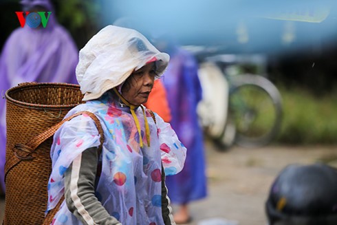 Lạc giữa ánh đèn pin lập lòe đang hướng tới chợ là những đứa trẻ gồng gánh, chở những buồng chuối, mớ rau, hạt dẻ, măng tre... thu lượm từ rừng. Những ánh mắt của những phụ nữ người đồng bào dân tộc thiểu số như đang còn ngái ngủ với những gùi rau rừng, chuối, măng, sắn, khoai… Chắc hẳn, họ phải thức dậy từ rất sớm để đi một quãng đường khá xa về chợ tranh thủ bán hàng.