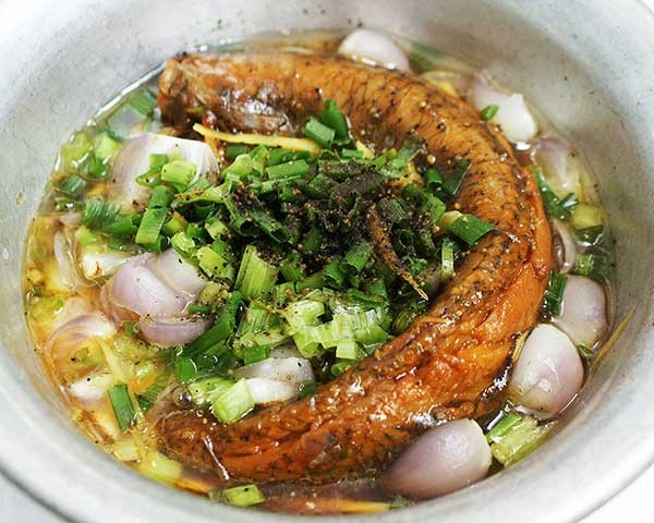 Muốn có được tô mắm chưng thơm ngon cần phải tinh tế trong khâu lựa chọn mắm lóc. Mắm lóc ngon là những con mắm thịt dẻ dặt, có màu hồng (Ảnh: I.T).