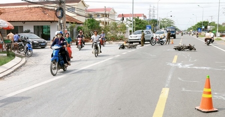 Các lực lượng chức năng tại hiện trường được dựng lại. 