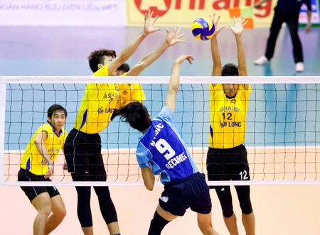Đội XSKT Vĩnh Long (áo vàng) tại mùa giải 2016. 