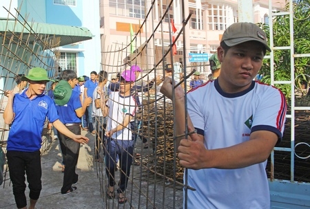Người trẻ muốn trưởng thành nên thoát ra khỏi “vỏ bọc” gia đình, tập sống tự lập, tham gia các  hoạt động xã hội.