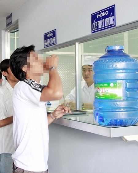 Nhóm nghiện chích ma túy có nguy cơ lây nhiễm HIV cao nên việc cai nghiện càng sớm càng tốt. Trong ảnh: Bệnh nhân đang uống thuốc Methadone để điều trị nghiện các chất dạng thuốc phiện.