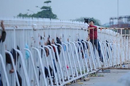 Một phóng viên tác nghiệp trong sự kiện bán vé sáng 3/12. (Ảnh: Minh Chiến/Vietnam+)